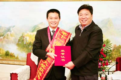 国文清勉励“中华技能大奖”获得者周树春保持荣誉、再创佳绩