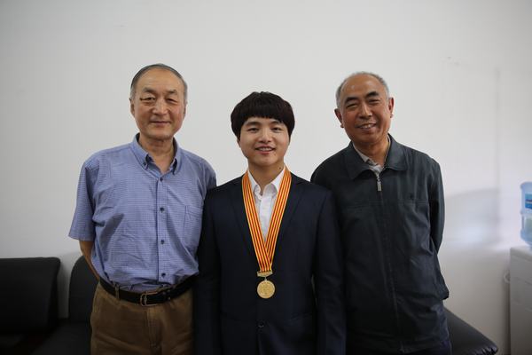 张友权副秘书长会见“中国青年五四奖章”获得者曾正超
