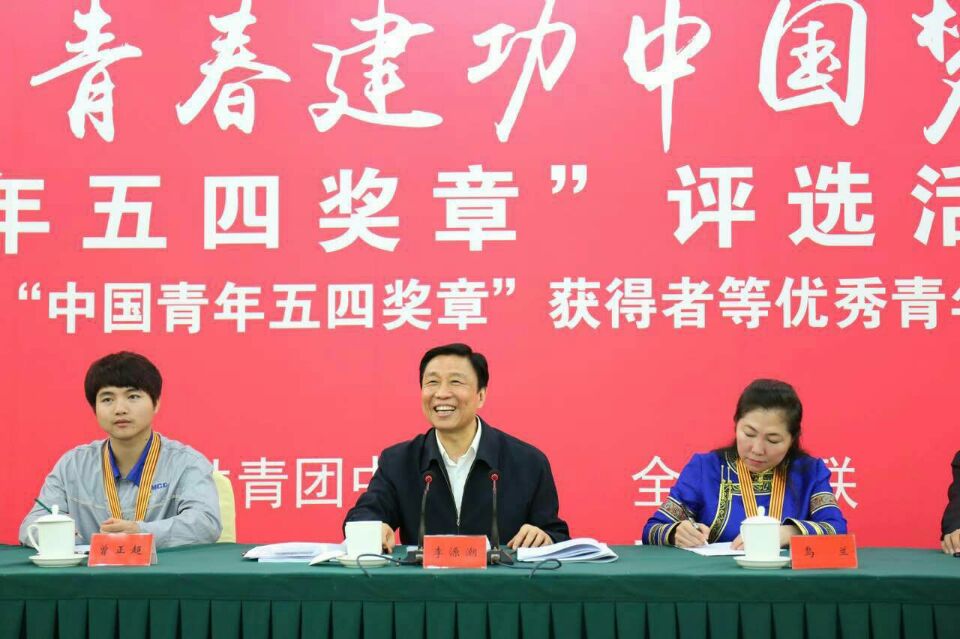 李源潮副主席向全国青年推介焊接项目世界冠军——曾正超