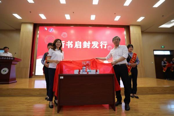 刘景凤常务副会长为世赛建筑金属构造项目新书启封